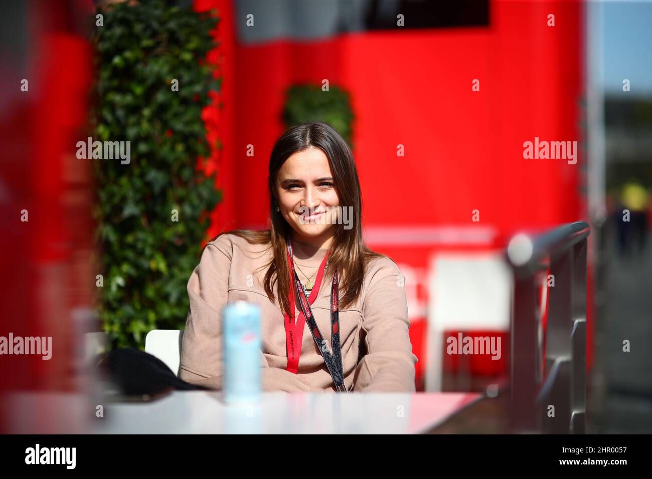 Charlotte Sinè, petite amie de Charles Leclerc, Ferrari pendant les journées d'essais d'hiver, Barcelone 23-25 février 2022, Championnat du monde de Formule 1 2022. Banque D'Images