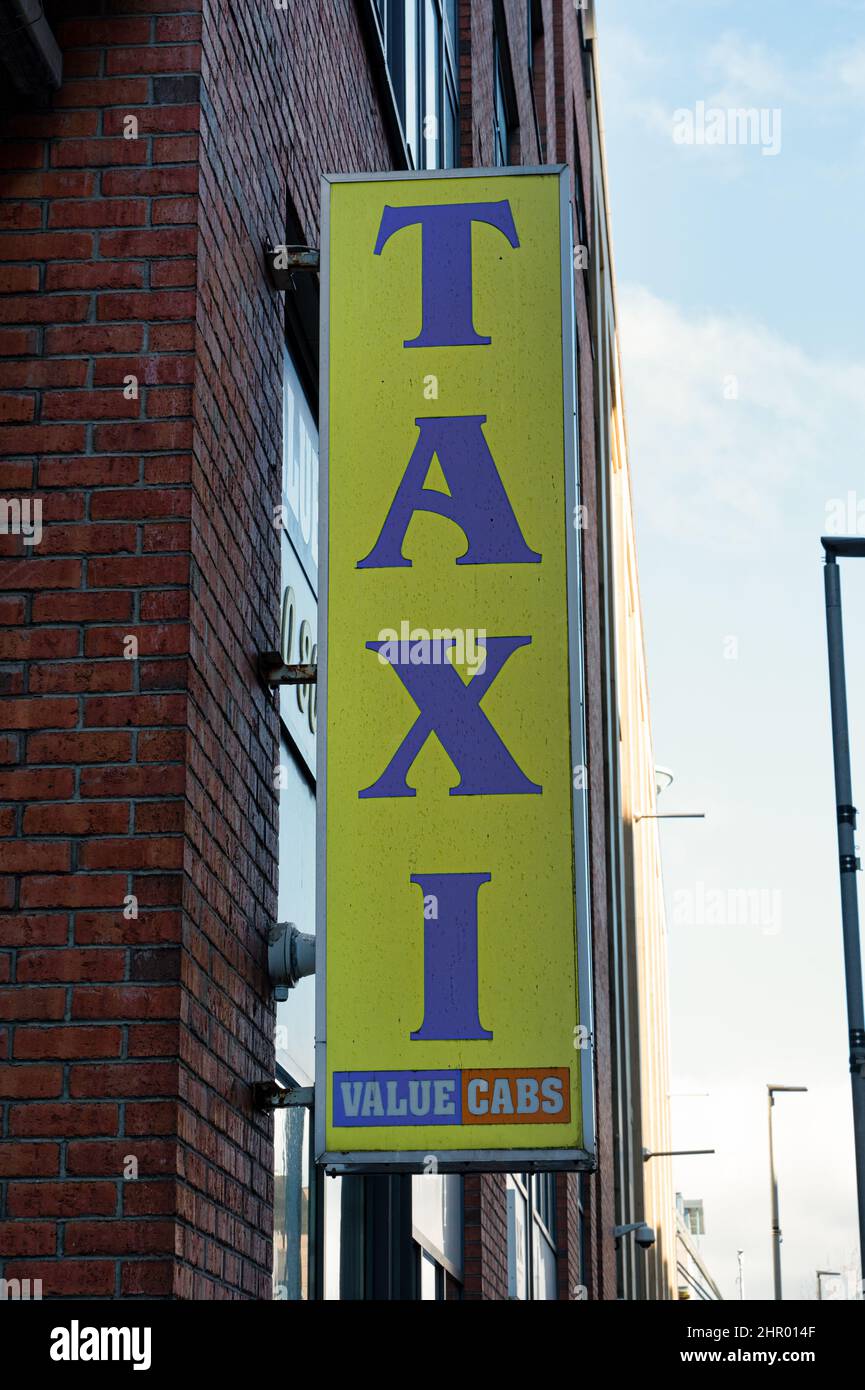 Belfast, Royaume-Uni - 19 février 2022 : le panneau taxi pour Value Cabs dans le centre-ville de Belfast. Banque D'Images