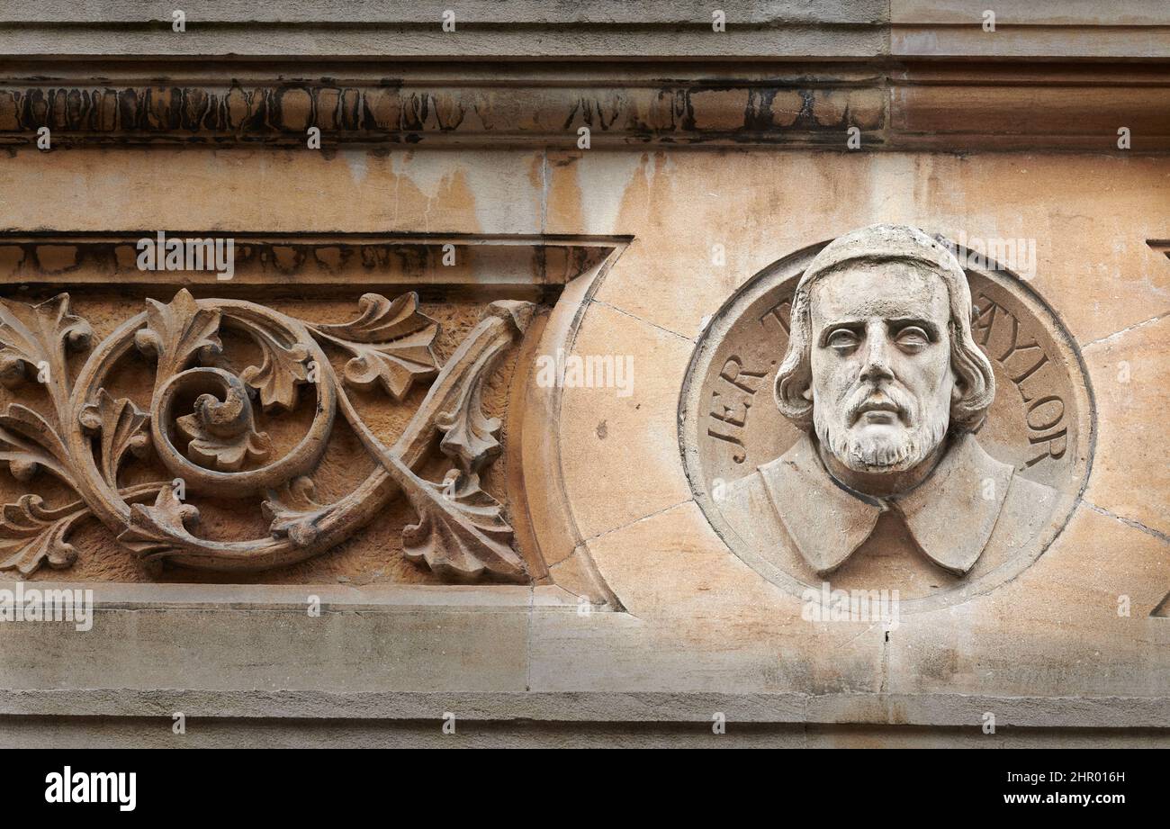 Sur un mur extérieur à Gonville & Caius College, université de Cambridge, Angleterre, buste d'un ancien étudiant Jeremy Taylor (1613-1667), churchman. Banque D'Images