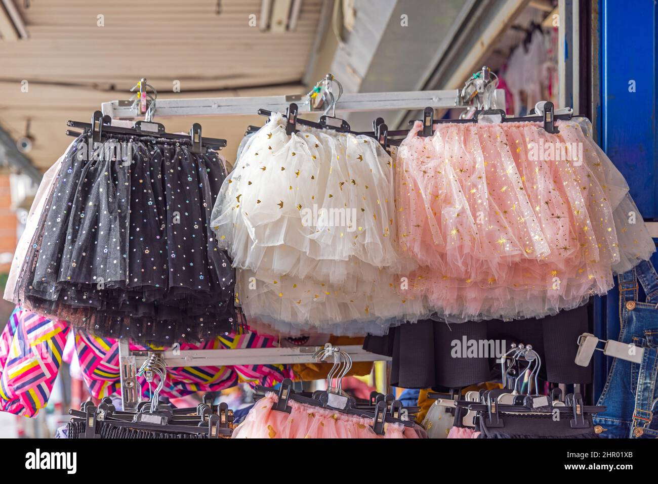 Jupes pour petites filles à imprimé doré à vendre Banque D'Images