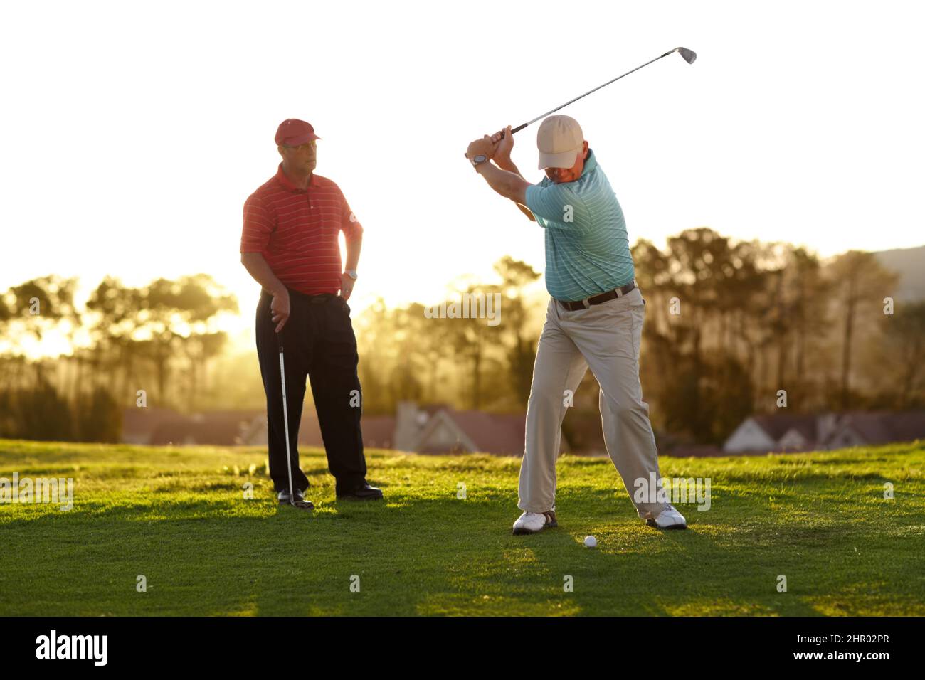 Viser le vert. Deux golfeurs de sexe masculin passent par une partie de golf. Banque D'Images