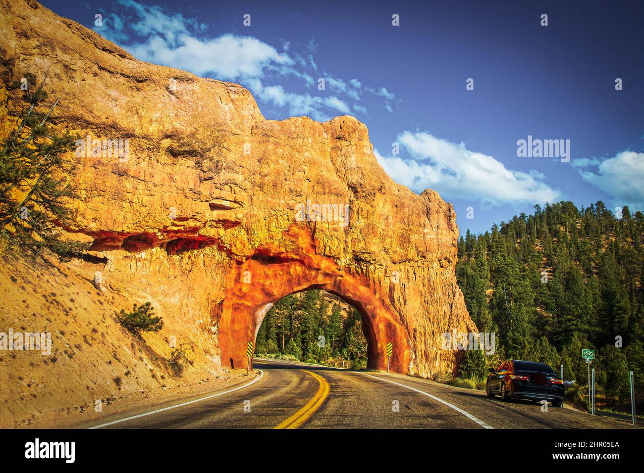 Tunnel d'arche Redrock dans Red Canyon - porte non officielle vers le parc national de Bryce Canyon, Utah Banque D'Images