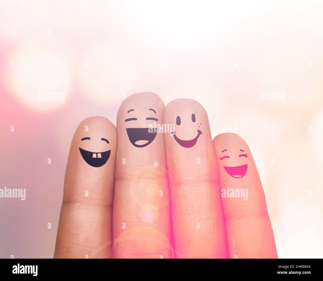 Étaient une famille heureuse de doigts. Photo rognée des doigts avec des smileys dessinés dessus. Banque D'Images