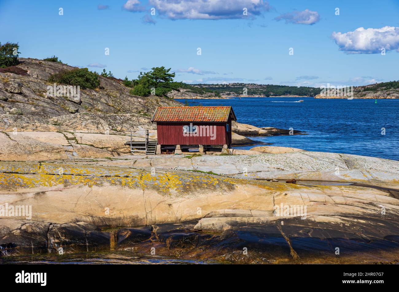 Petite cabane côtière en bois sur un skerry au large de Strömstad, Bohuslän, Västra Götalands län, Suède. Banque D'Images