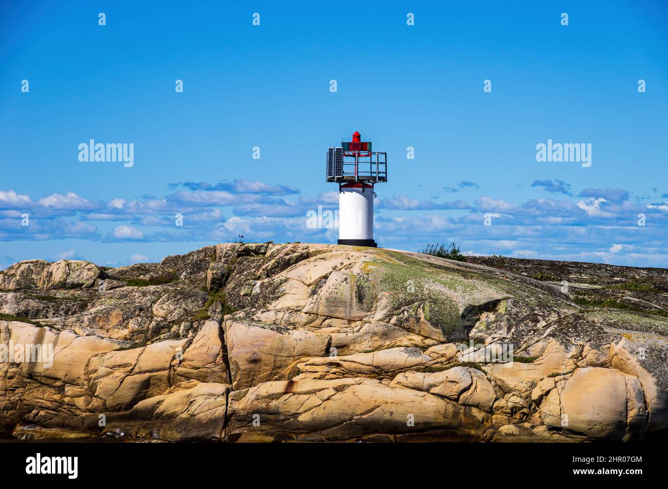 Marque de navigation sur un skerry au large de Strömstad, Bohuslän, Västra Götalands län, Suède. Banque D'Images