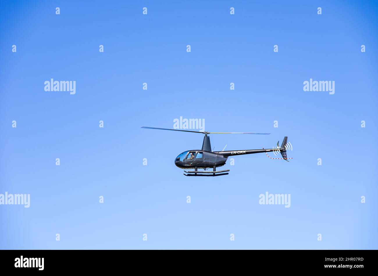 L'hélicoptère Robinson R44 Raven II avec enregistrement LN-OKK en flypast sur l'île South Koster, Bohuslän (Suède), le 11 août 2016. Banque D'Images