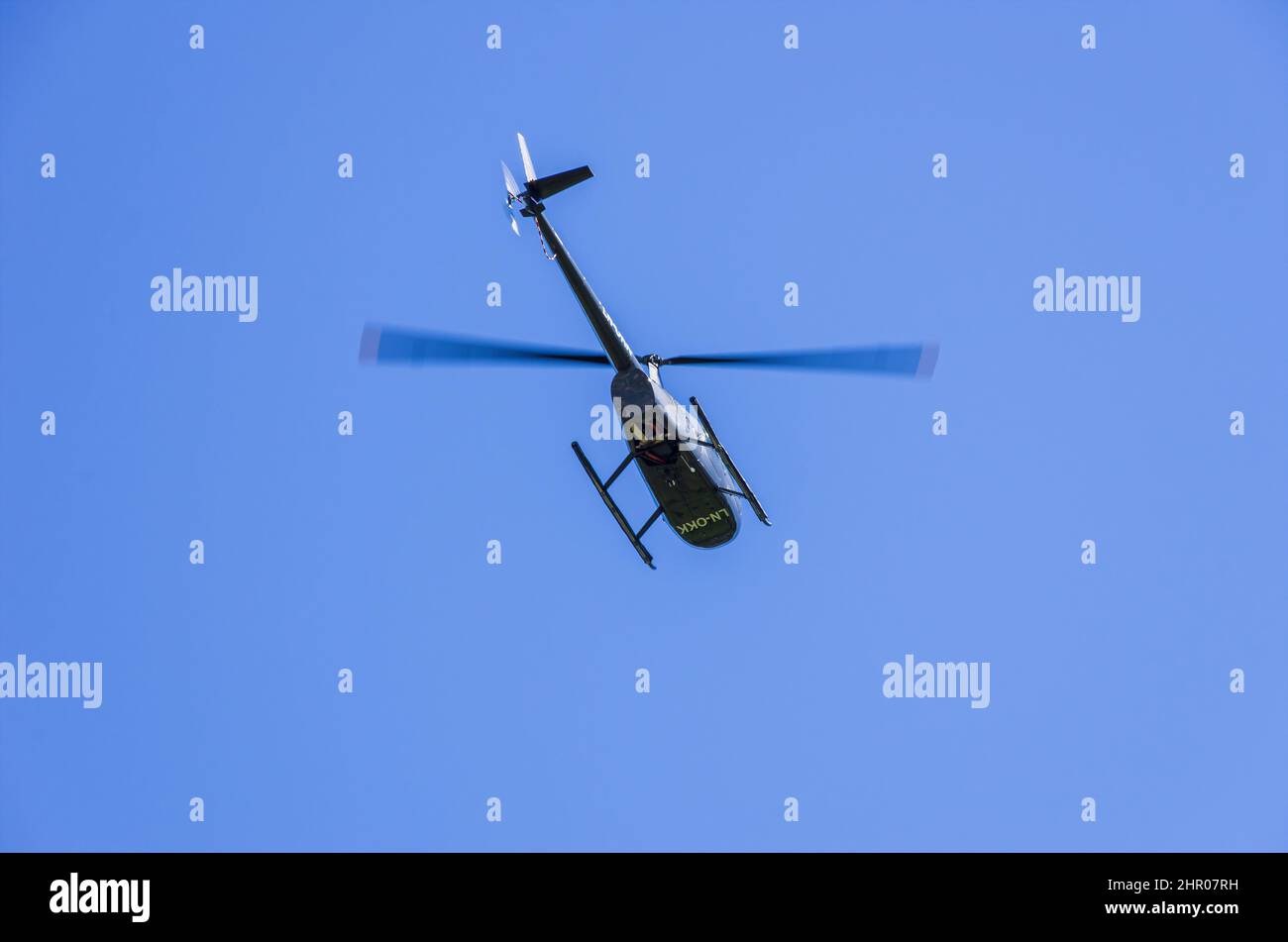 L'hélicoptère Robinson R44 Raven II avec enregistrement LN-OKK survolant l'île South Koster, Bohuslän, Västra Götalands län, Suède, 11 août 2016. Banque D'Images