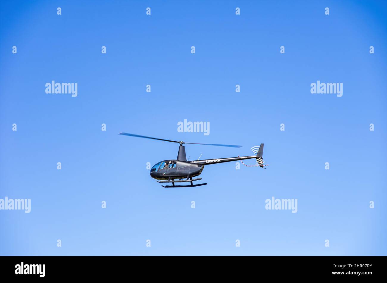 L'hélicoptère Robinson R44 Raven II avec enregistrement LN-OKK en flypast sur l'île South Koster, Bohuslän (Suède), le 11 août 2016. Banque D'Images