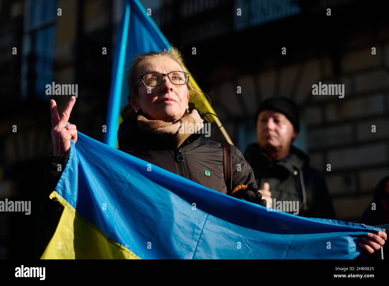 Edinburgh Ecosse, Royaume-Uni février 24 2022. Des gens se réunissent à l'extérieur du consulat général de Russie à Édimbourg pour protester contre l'invasion russe de l'Ukraine. Credit sst/alay Live News Banque D'Images