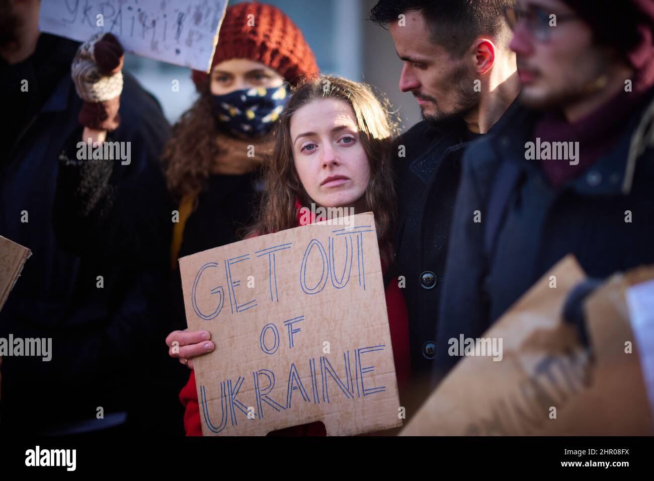 Edinburgh Ecosse, Royaume-Uni février 24 2022. Des gens se réunissent à l'extérieur du consulat général de Russie à Édimbourg pour protester contre l'invasion russe de l'Ukraine. Credit sst/alay Live News Banque D'Images