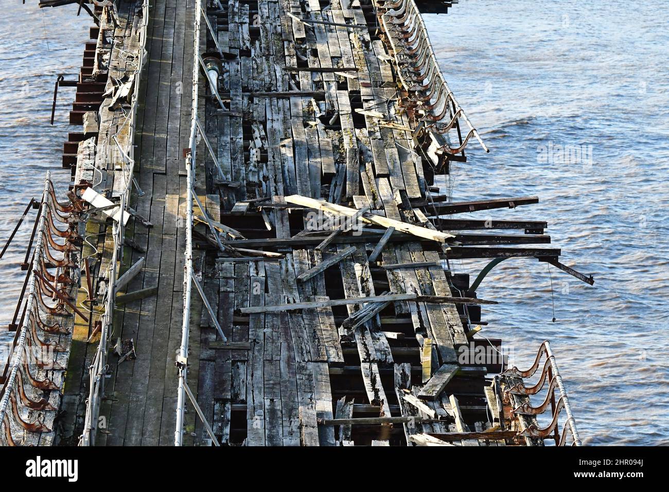 Un après-midi très venteux à l'embarcadère de Birnbeck à Weston-Super Mare, on peut tout voir depuis le haut de la piste de métal tordu endommagé et de planches de plancher écrasées menant à l'ancienne jetée qui a ouvert la première fois environ 150 ans ok. Crédit photo : Robert Timoney/Alay Live News Banque D'Images