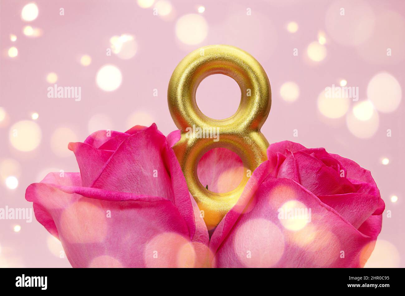 Bouquet de roses roses avec le numéro huit, bokeh. Holiday, 8 mars, Journée internationale de la femme. Copier l'espace Banque D'Images