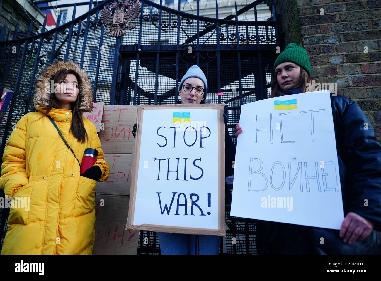 Les Ukrainiens protestent contre l'invasion russe de l'Ukraine devant l'ambassade de Russie à Kensington, Londres. Date de la photo : jeudi 24 février 202. Banque D'Images