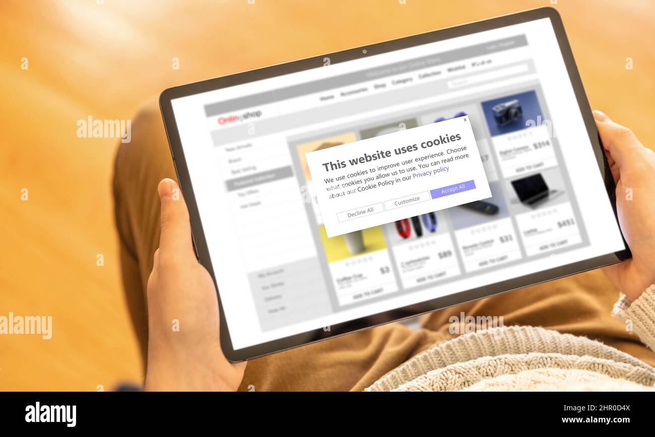 Message d'information sur la politique relative aux cookies, gérer les cookies. Homme tenant une tablette, site Web demander l'autorisation de l'utilisateur pour l'utilisation de données personnelles. Banque D'Images