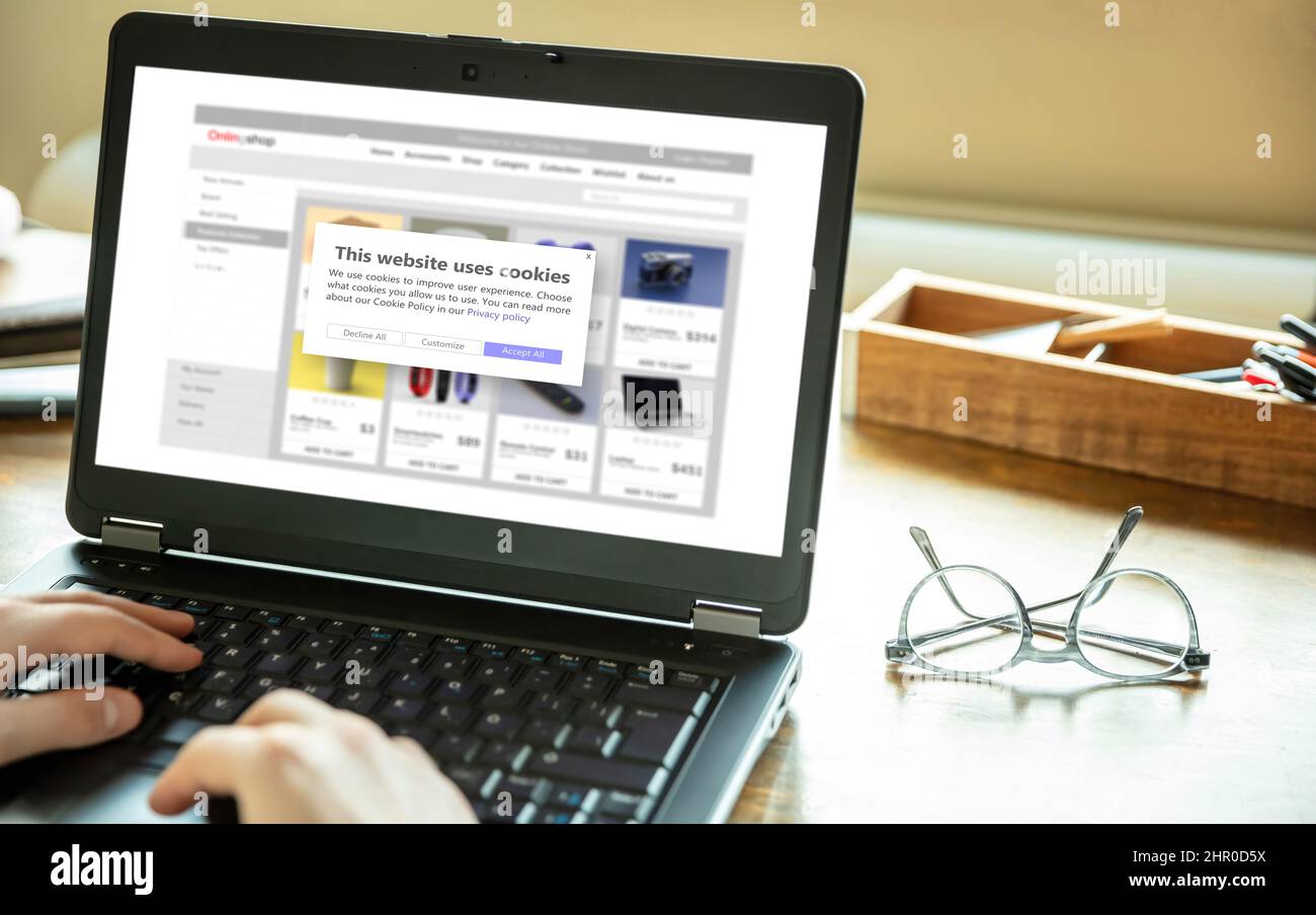 Message d'information sur la politique relative aux cookies, gérer les cookies. Homme tenant une tablette, site Web demander l'autorisation de l'utilisateur pour l'utilisation de données personnelles. Banque D'Images