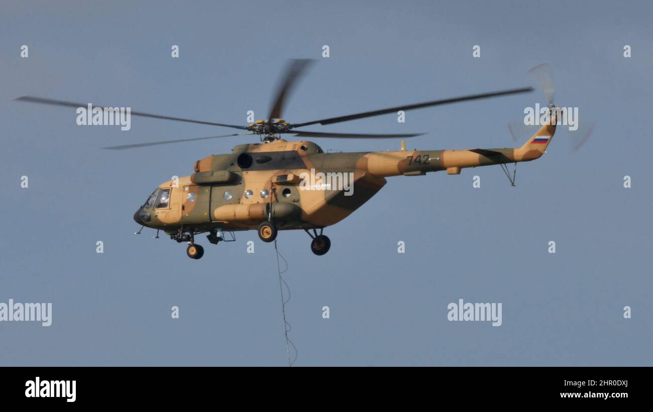 Moscou Russie 26 AOÛT 2015 hélicoptère militaire russe volant dans le ciel bleu. MIL mi-17 Hip russe moyen de transport à deux turbines et hélicoptère militaire armé de canonnière Banque D'Images