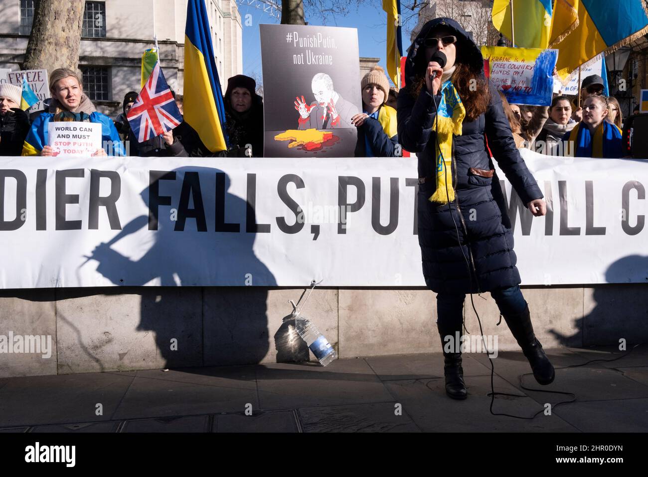 Après l’invasion russe de l’Ukraine du jour au lendemain, les Ukrainiens protestent face à Downing Street, le 24th février 2022, à Londres, en Angleterre. Banque D'Images