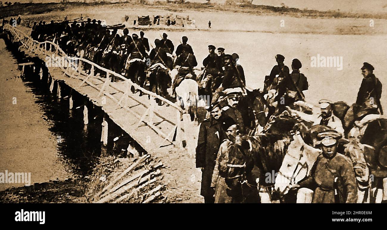 Première Guerre mondiale - la cavalerie russe essayant de traverser une guerre a endommagé woodenbridge Banque D'Images