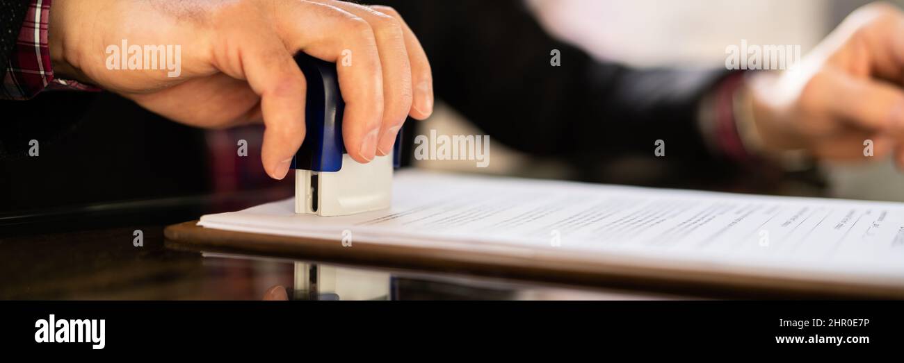 Timbre du document de contrat de notaire public et approbation du permis Banque D'Images