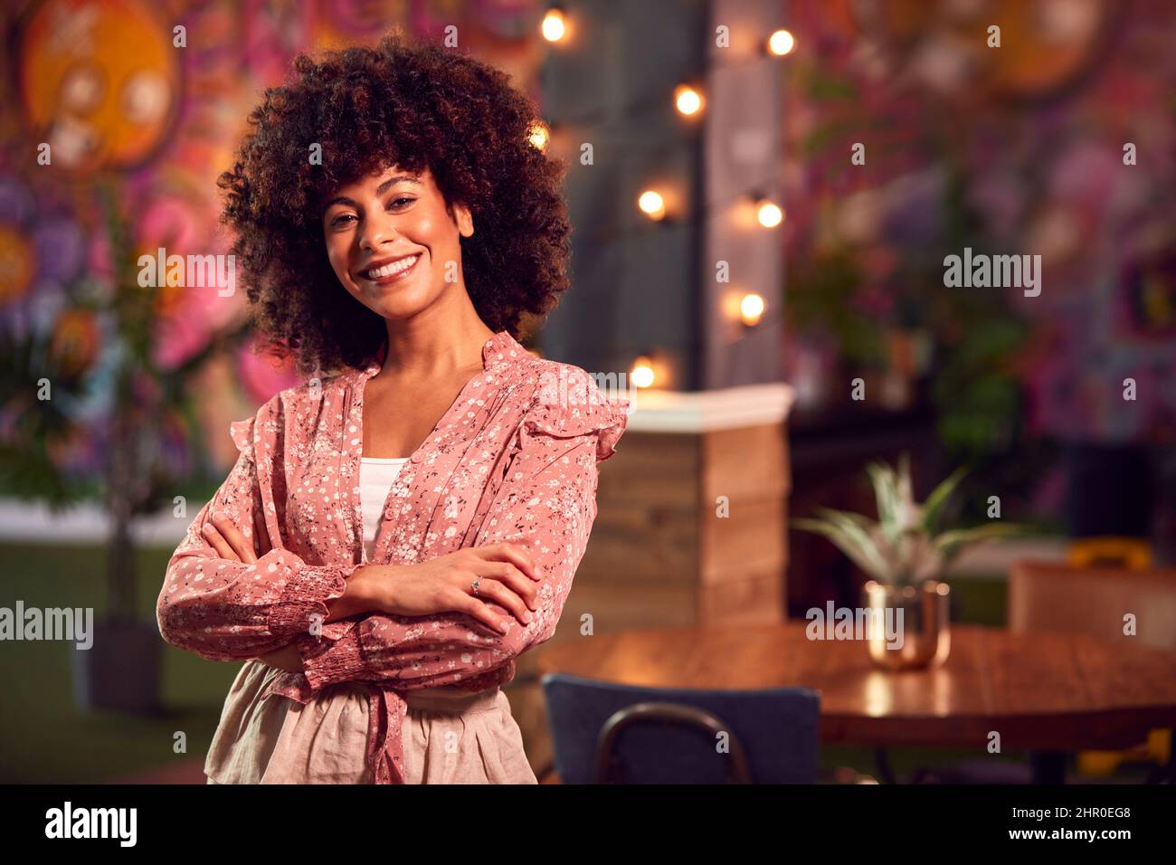 Portrait d'un serveur femme souriant travaillant nuit au Bar Restaurant ou au Club Banque D'Images