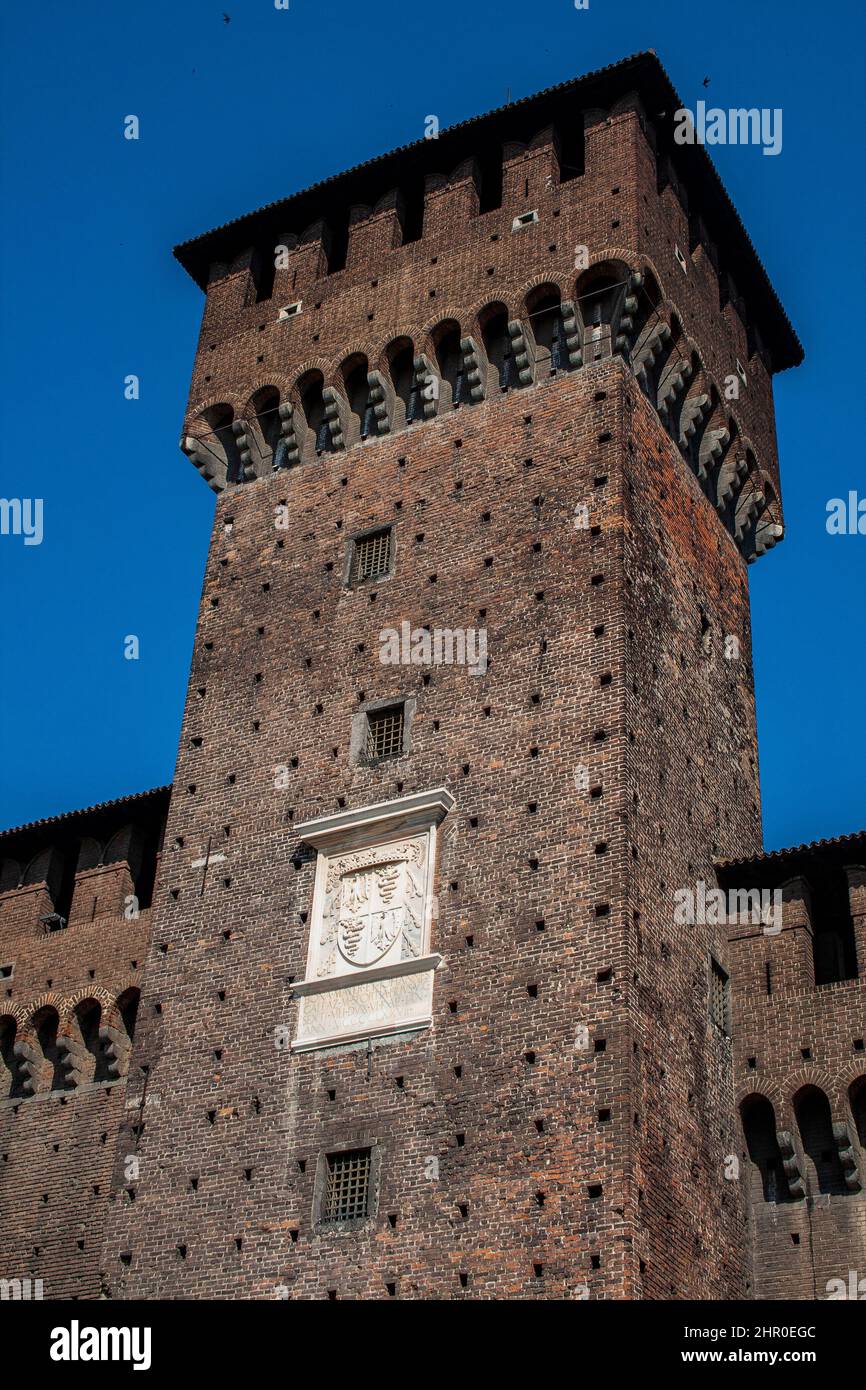 Milan, Lombardie, Italie, Europe. Le château de Sforza (Castello Sforzesco), construit au 15th siècle par le duc Francesco Sforza, est situé dans le centre de la ville. La cour du château. Tour de Bona (Torre di Bona), construite en 1477. Banque D'Images