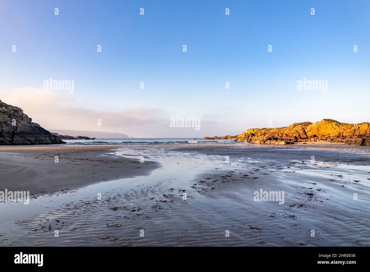 La magnifique baie de Cloughglass et la plage de Burtonport dans le comté de Donegal - Irlande. Banque D'Images