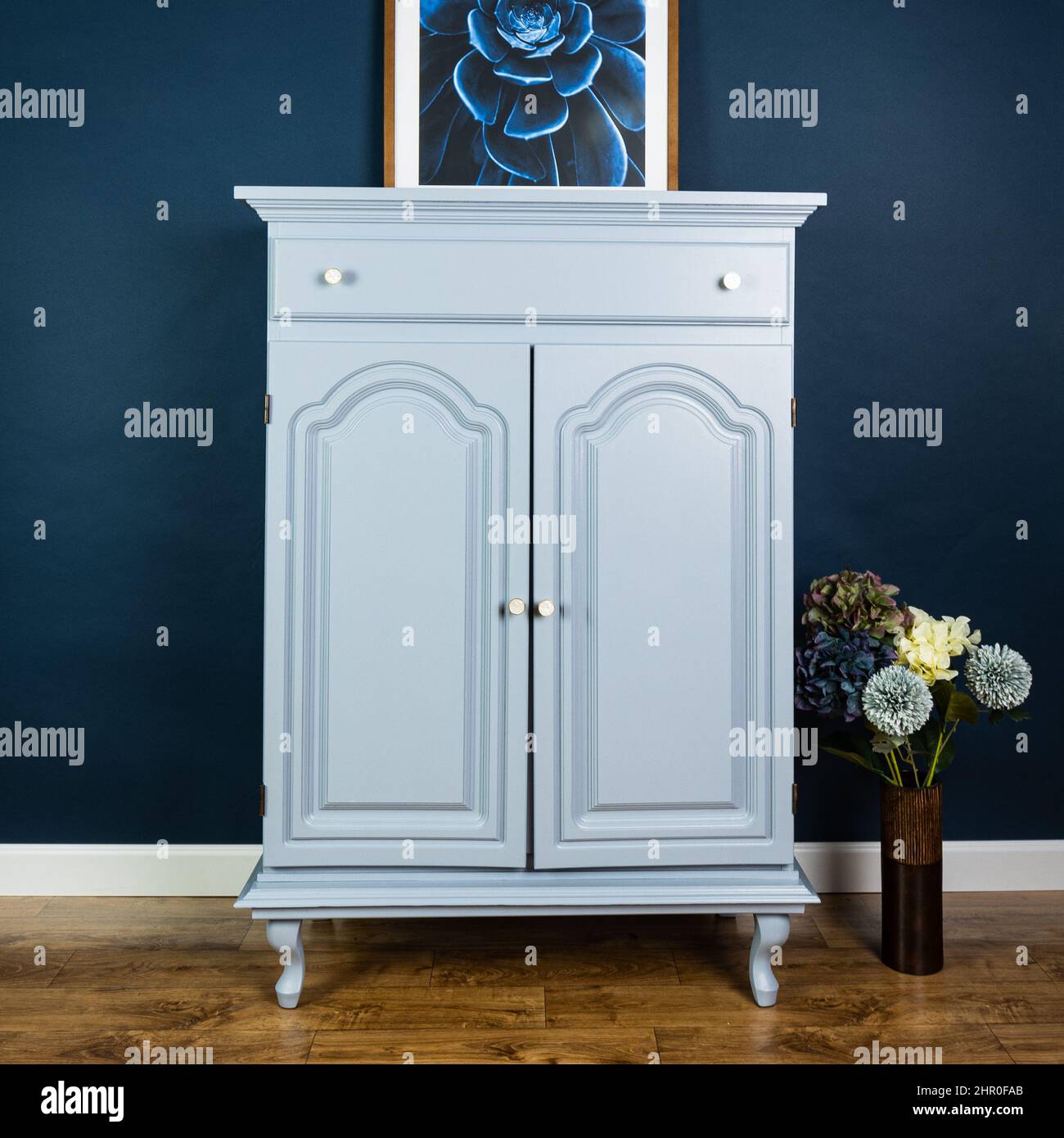 Armoire ancienne bleue après rénovation et peinture Banque D'Images Armoire ancienne bleue après rénovation et peinture Banque D'Images