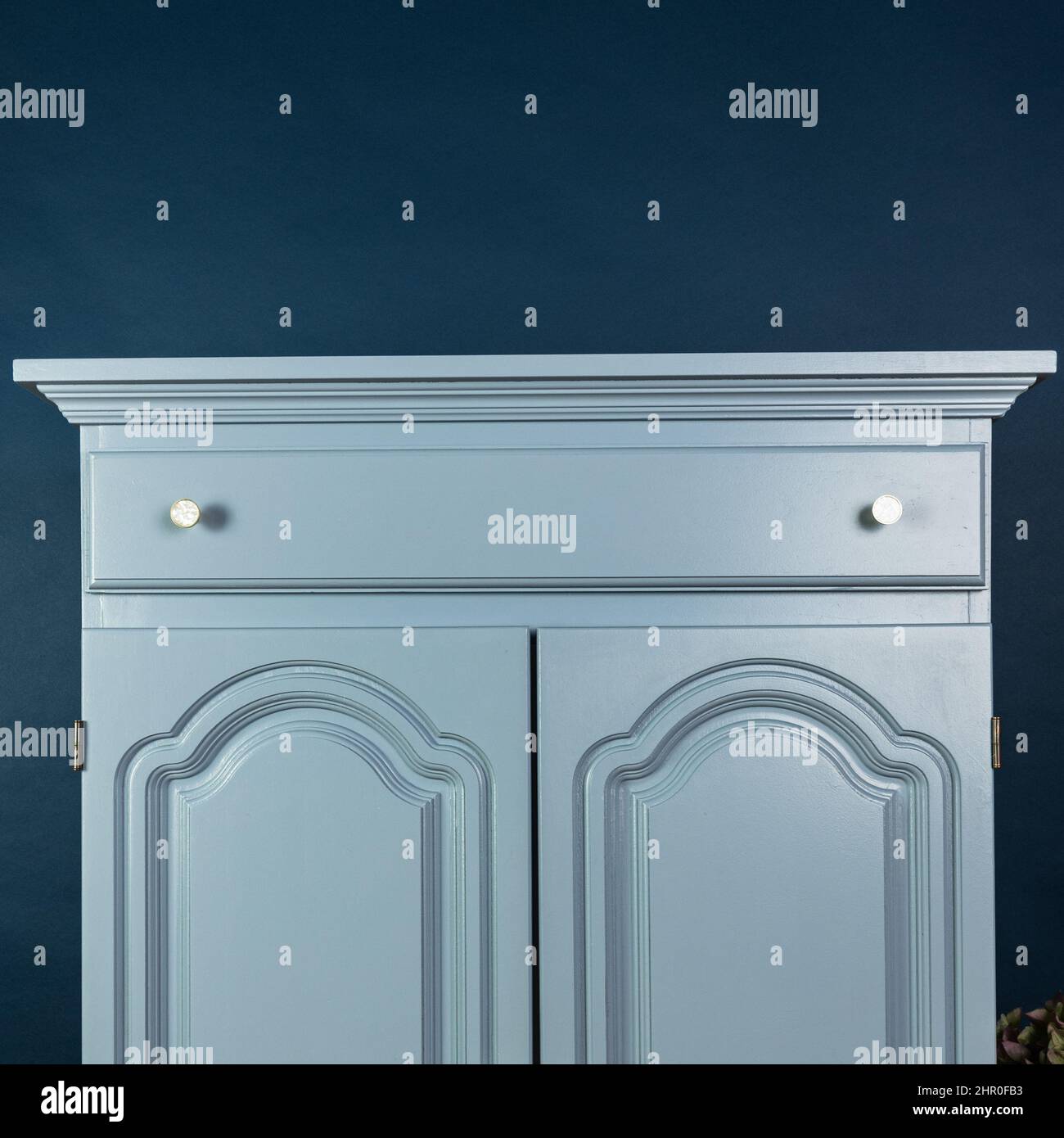 Armoire ancienne bleue après rénovation et peinture Banque D'Images Armoire ancienne bleue après rénovation et peinture Banque D'Images
