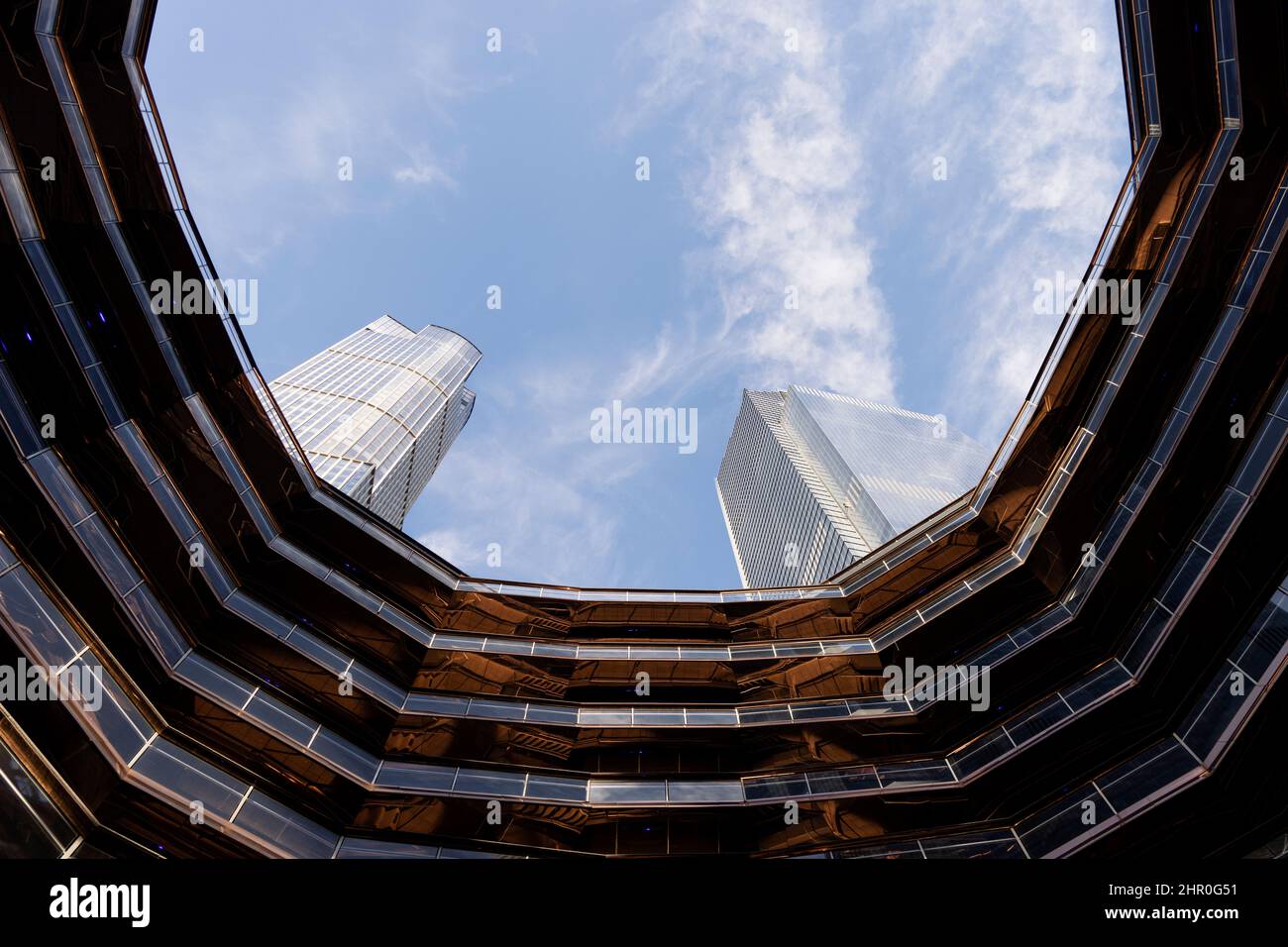 Looking Up Inside Vessel par Thomas Heatherwick et Heatherwick Studio, à Hudson Yards à New York, États-Unis. Banque D'Images