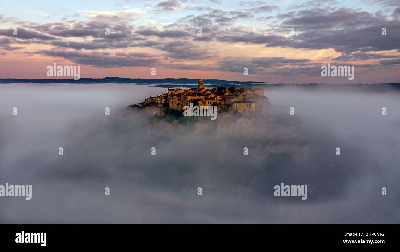 Le village médiéval perché de cordes-sur-ciel dans le Tarn de l'Occitanie, France. Banque D'Images