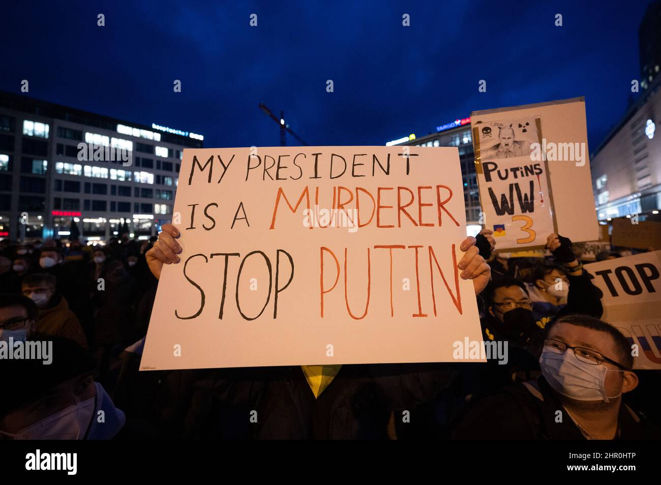 24 février 2022, Hessen, Francfort-sur-le-main : « mon président est un meurtrier. Arrêter Poutine » (« mon président est un meurtrier. Stop Putin') est écrit sur un signe lors d'une démonstration de l'association ukrainienne Francfort e.V. en faveur de l'Ukraine après l'attaque russe sur le pays. Photo: Sebastian Gollnow/dpa Banque D'Images