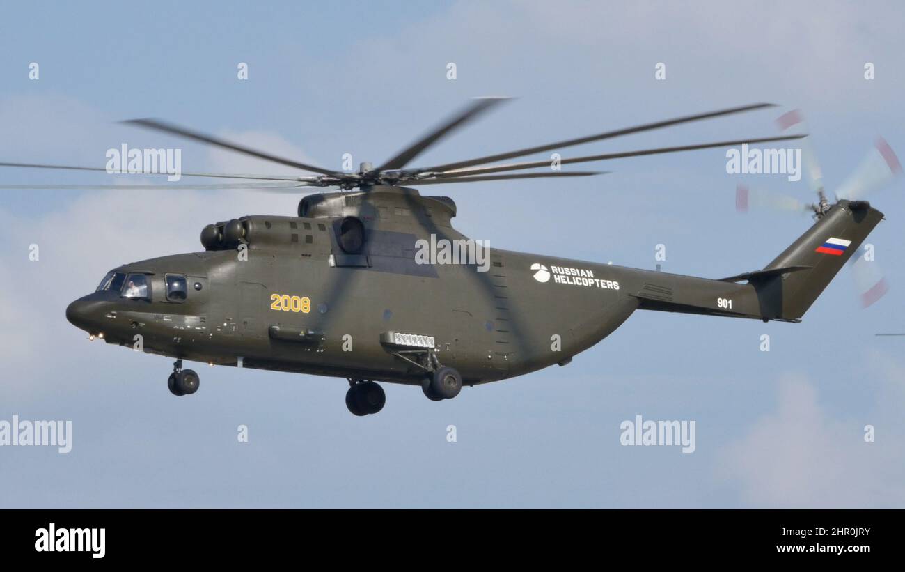 Moscou Russie LE 26 AOÛT 2015 Mil mi-26 hélicoptère de transport lourd russe  de Halo en vol dans le ciel bleu. MIL mi-26 Halo est l'hélicoptère le plus  grand et le plus