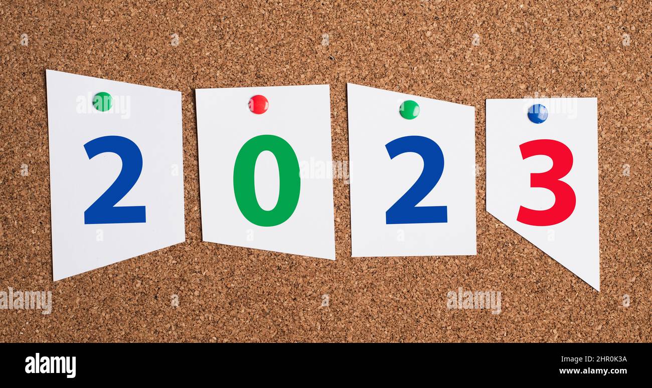 Calendrier Nouvelles Images 2023 La Nouvelle Année 2023 Est Sur Papier Attaché À Un Tableau De Bord, Date  Calendrier Photo Stock - Alamy