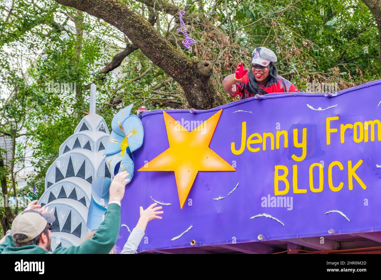 LA NOUVELLE-ORLÉANS, LA, États-Unis - 20 FÉVRIER 2022 : une femme lance des perles de Mardi gras lors de la Femme Fatale Parade Banque D'Images