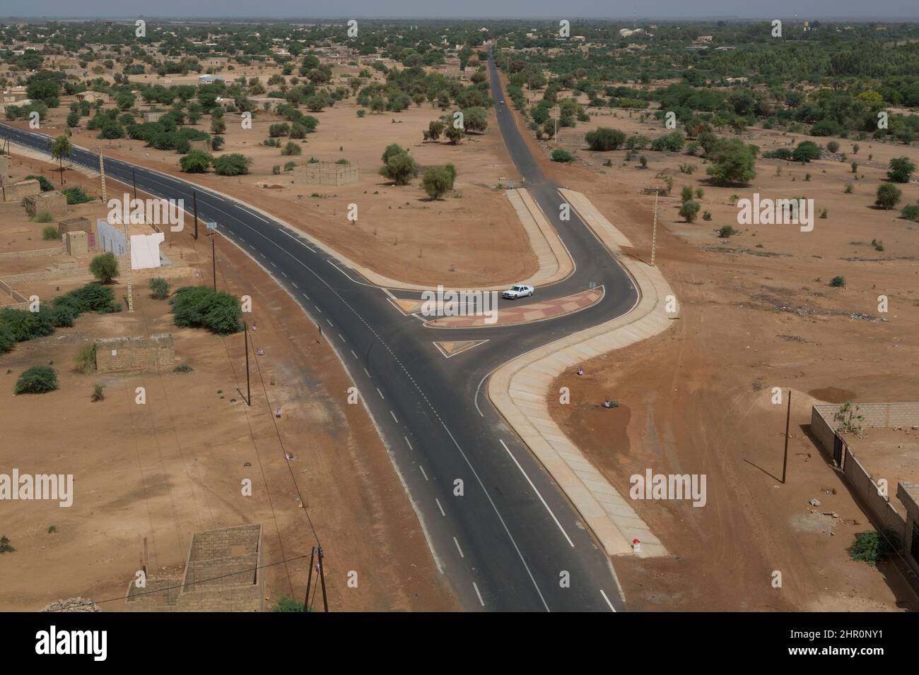 La nouvelle route pavée de RN2 a facilité les voyages dans le nord du Sénégal, en Afrique de l'Ouest. Banque D'Images