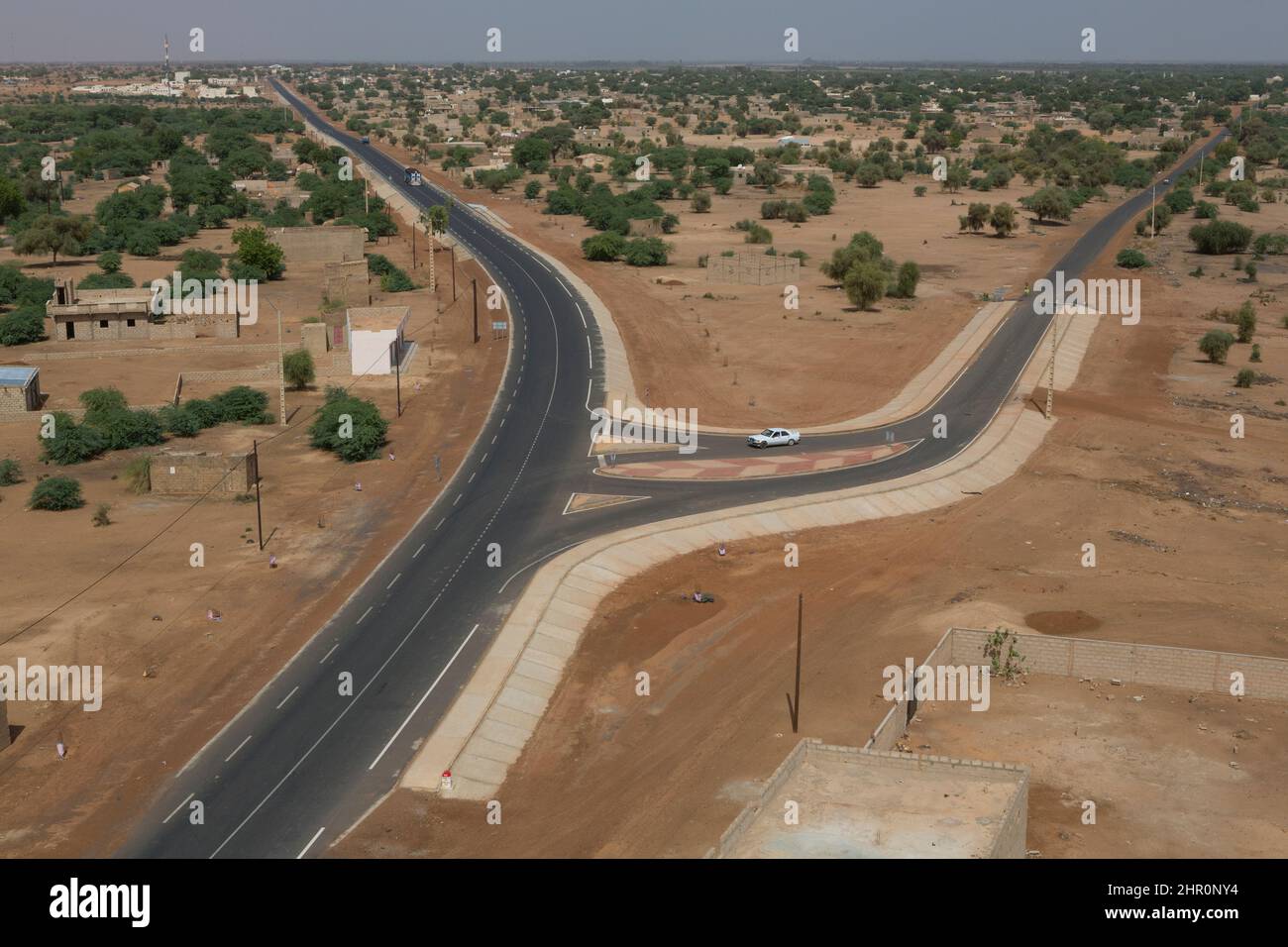 La nouvelle route pavée de RN2 a facilité les voyages dans le nord du Sénégal, en Afrique de l'Ouest. Banque D'Images