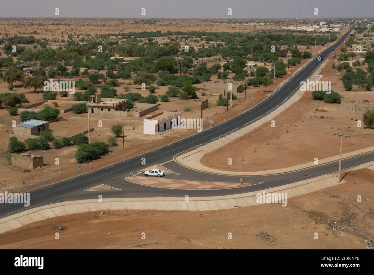 La nouvelle route pavée de RN2 a facilité les voyages dans le nord du Sénégal, en Afrique de l'Ouest. Banque D'Images