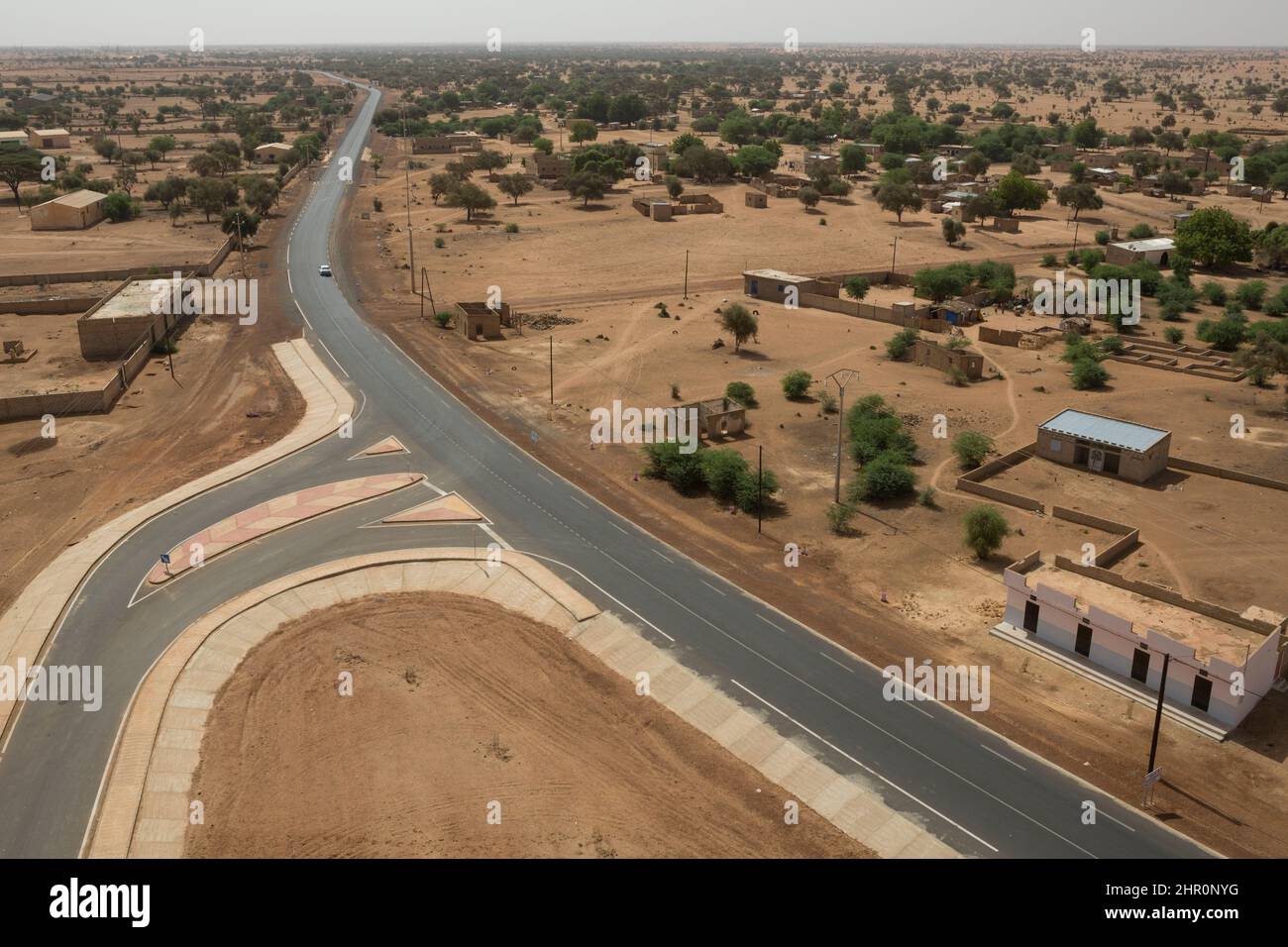 La nouvelle route pavée de RN2 a facilité les voyages dans le nord du Sénégal, en Afrique de l'Ouest. Banque D'Images