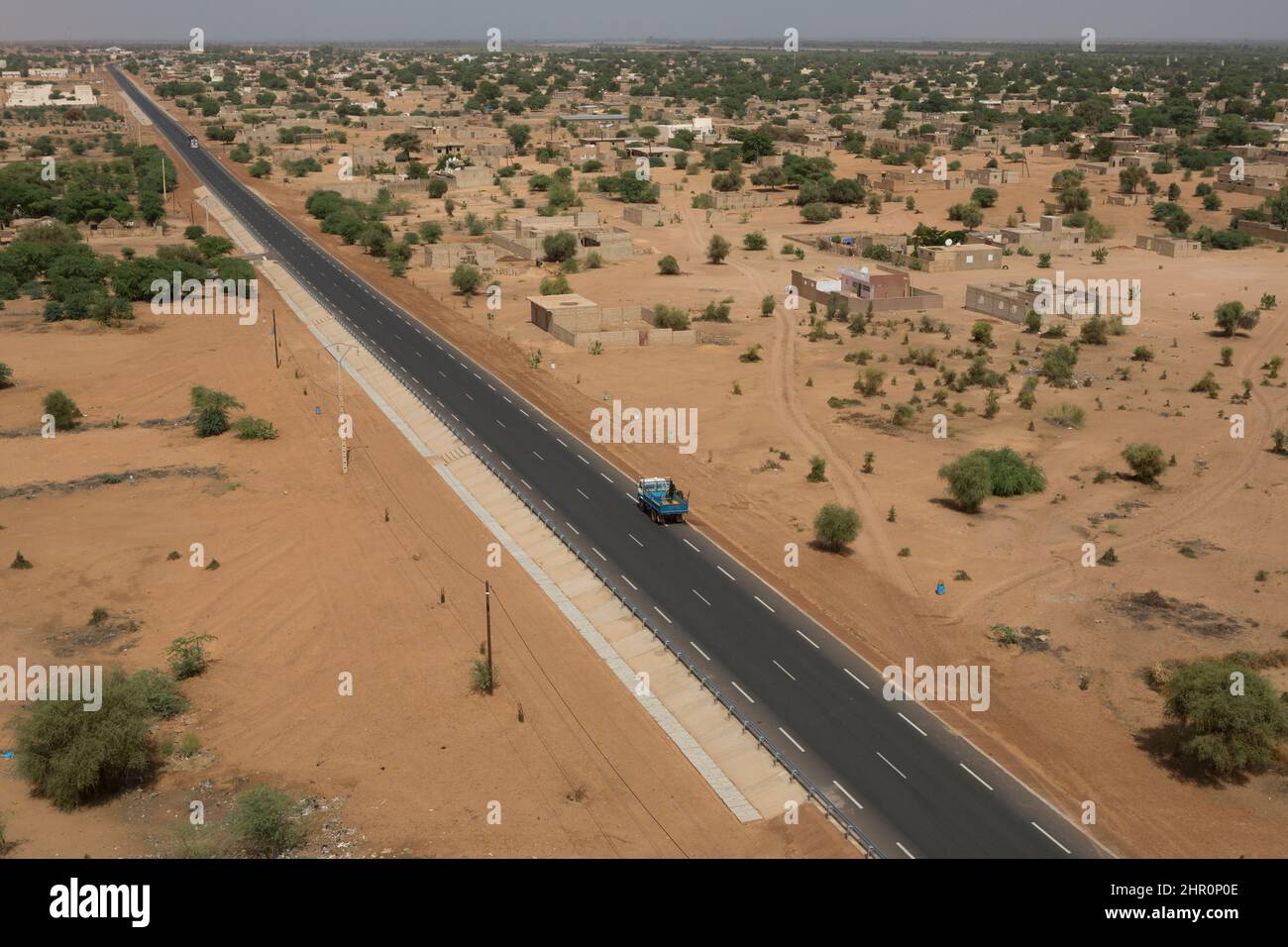 La nouvelle route pavée de RN2 a facilité les voyages dans le nord du Sénégal, en Afrique de l'Ouest. Banque D'Images