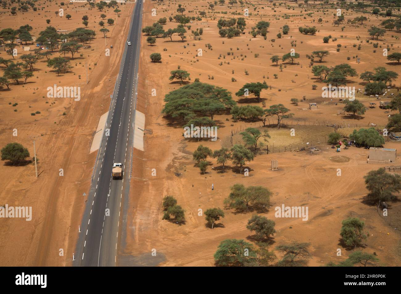 La nouvelle route pavée de RN2 a facilité les voyages dans le nord du Sénégal, en Afrique de l'Ouest. Banque D'Images