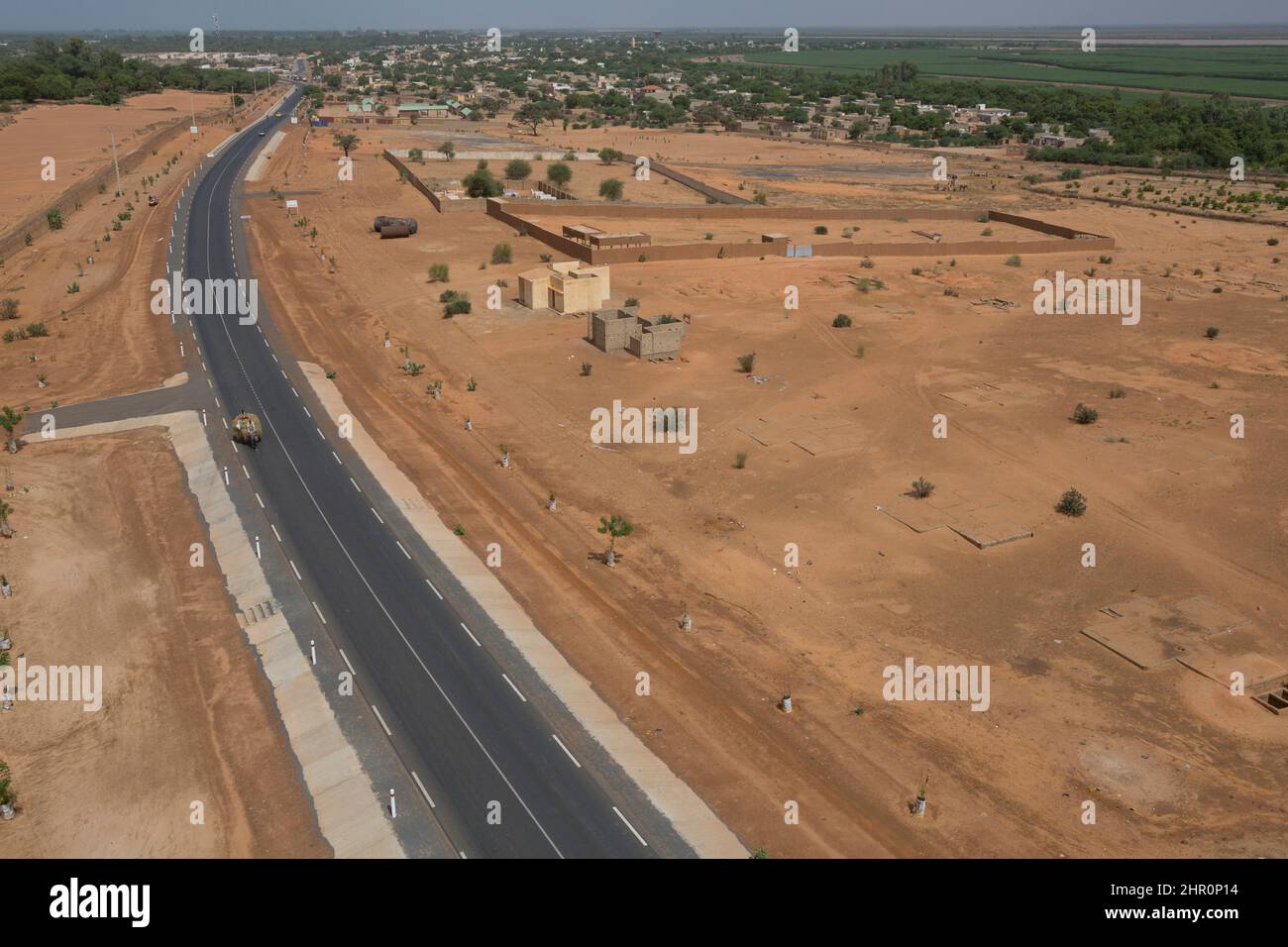 La nouvelle route pavée de RN2 a facilité les voyages dans le nord du Sénégal, en Afrique de l'Ouest. Banque D'Images
