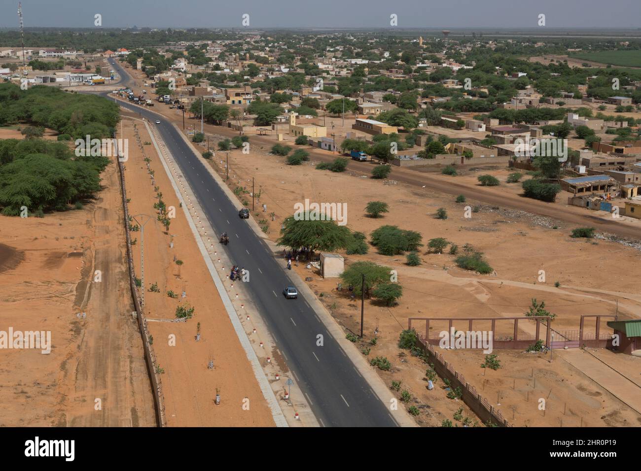 La nouvelle route pavée de RN2 a facilité les voyages dans le nord du Sénégal, en Afrique de l'Ouest. Banque D'Images