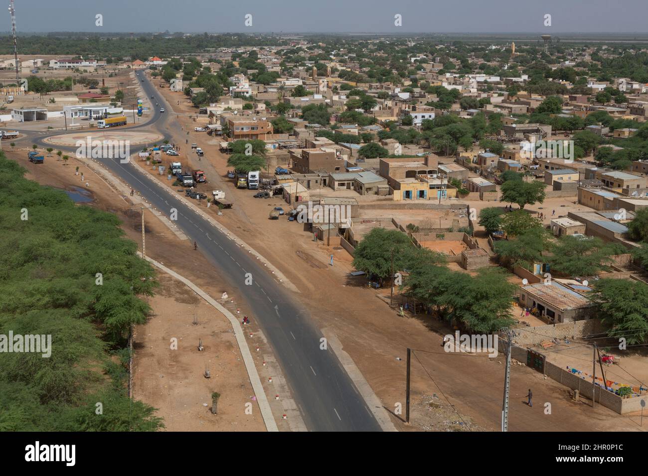 La nouvelle route pavée de RN2 a facilité les voyages dans le nord du Sénégal, en Afrique de l'Ouest. Banque D'Images