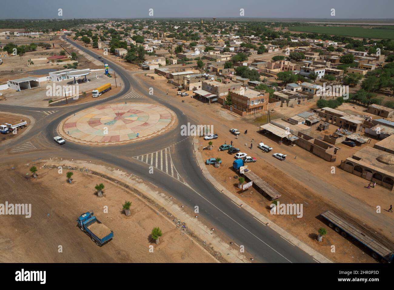 La nouvelle route pavée de RN2 a facilité les voyages dans le nord du Sénégal, en Afrique de l'Ouest. Banque D'Images