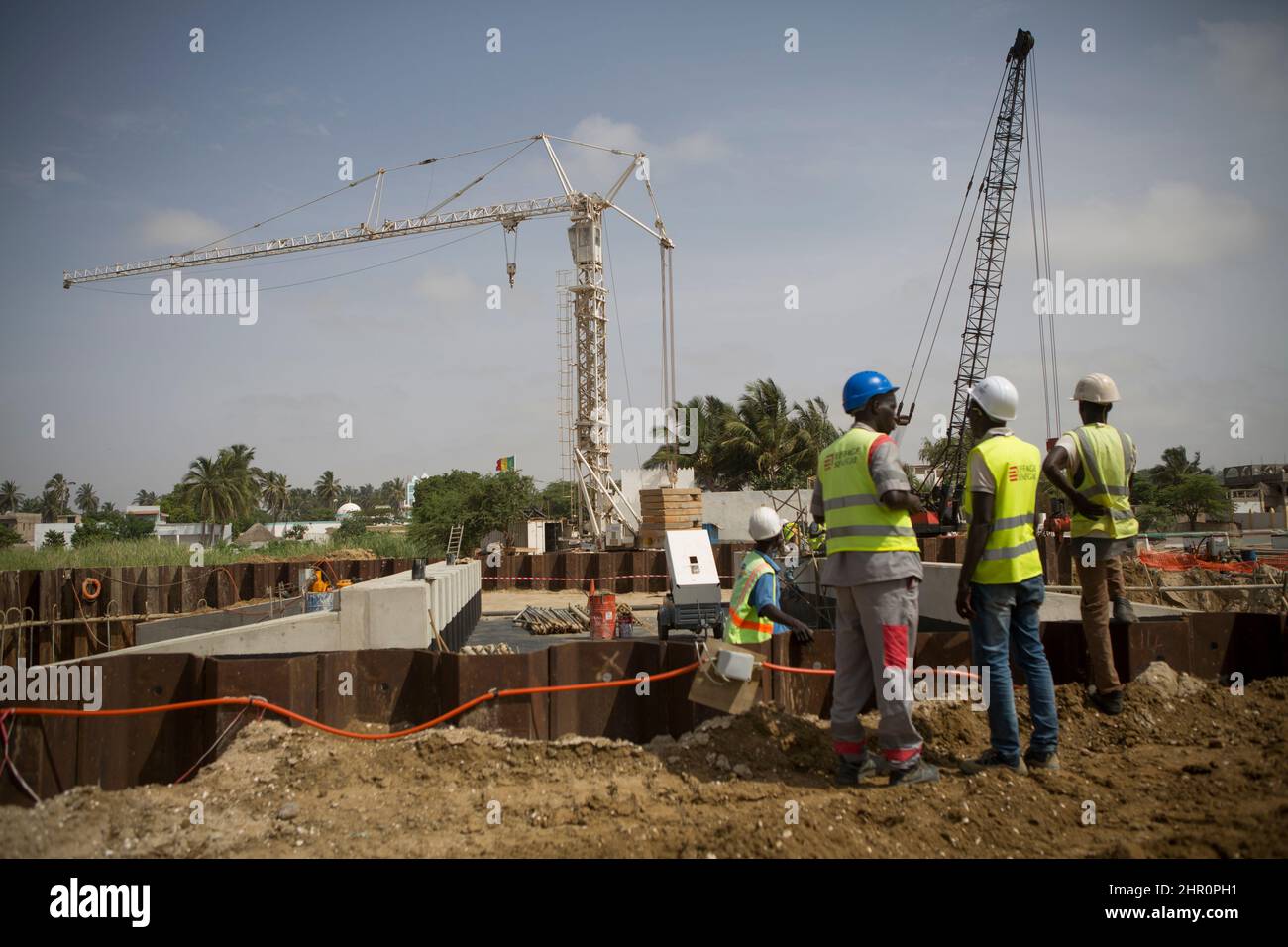 Des travailleurs de l'Eiffage supervisent la réhabilitation du pont du réservoir de Bango dans le delta du fleuve Sénégal, à l'extérieur de Saint Louis, Sénégal, Afrique de l'Ouest. Banque D'Images