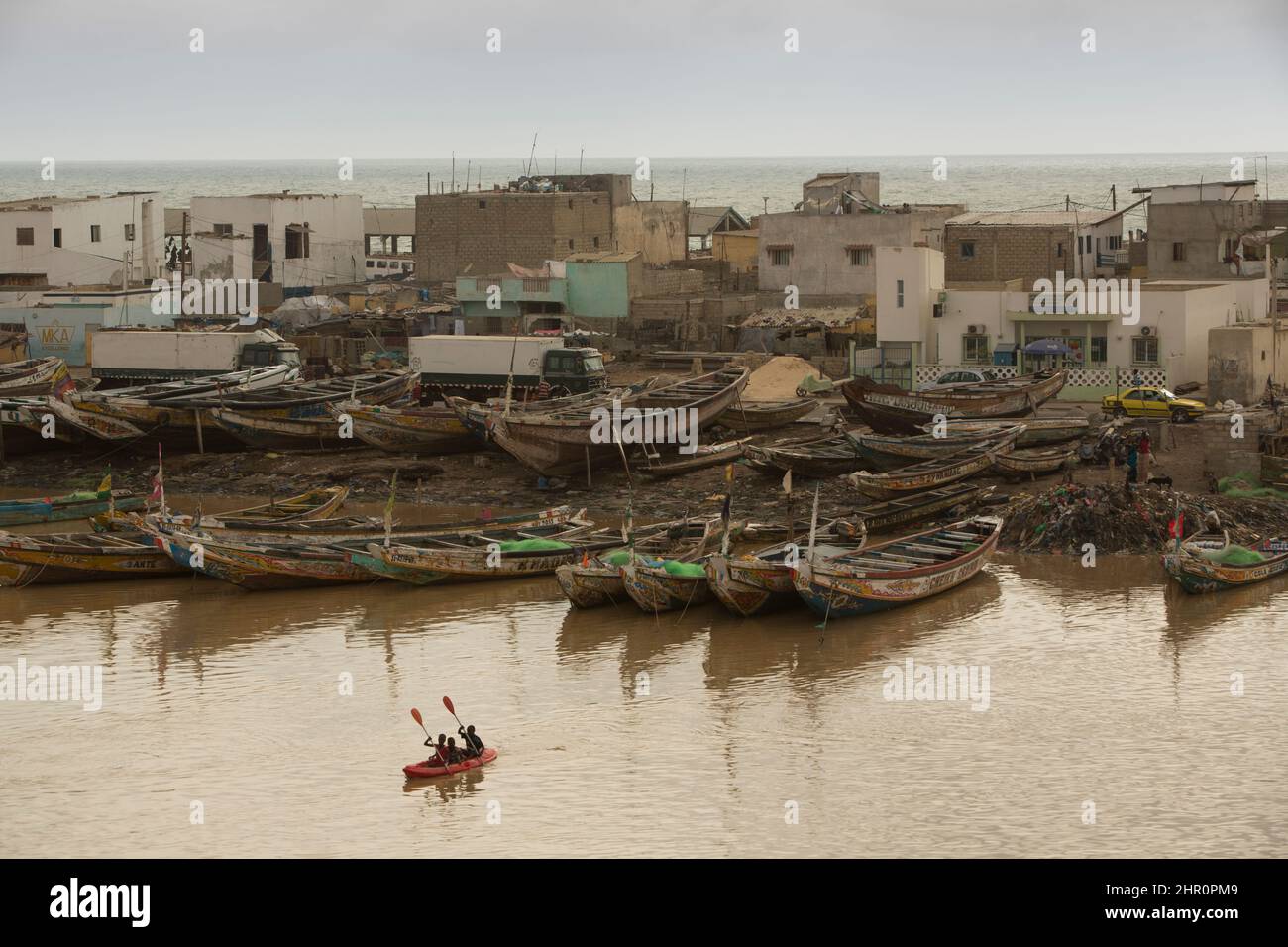 Les pirogues accostent le long de la côte du fleuve Sénégal à Saint Louis, Sénégal, Afrique de l'Ouest. Banque D'Images