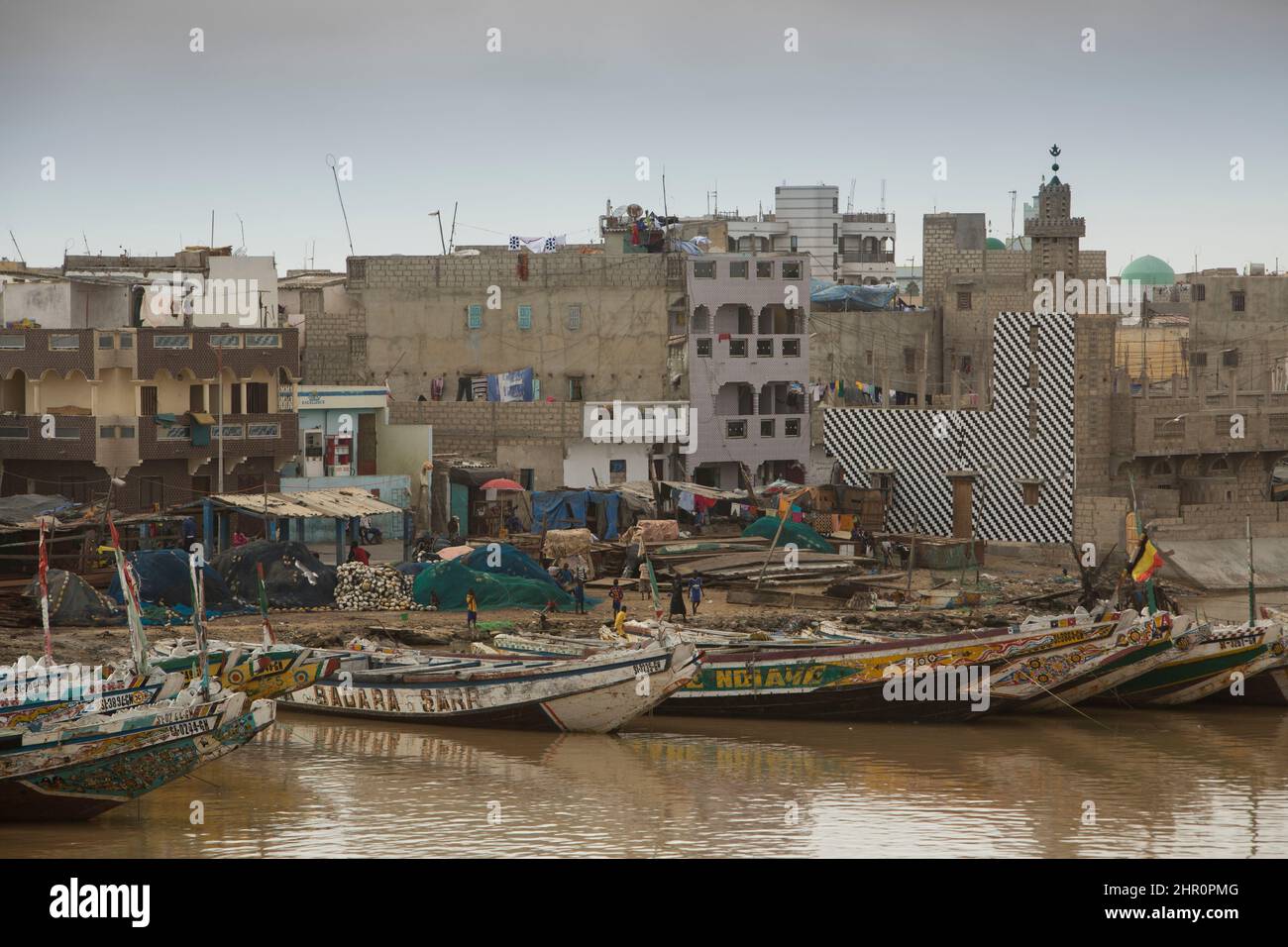 Les pirogues accostent le long de la côte du fleuve Sénégal à Saint Louis, Sénégal, Afrique de l'Ouest. Banque D'Images