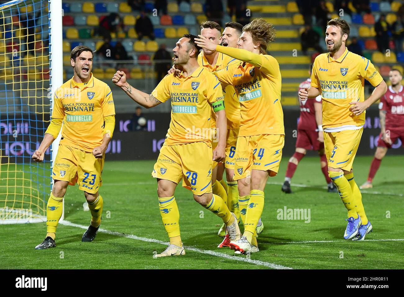 Frosinone, Italie. 23rd févr. 2022. Frosinone, 23th février 2022 Stadio Benito Stirpe Italian soccer Serie B BKT 2021-2022 Match Frosinone Calcio vs Reggina 1914 25th journée de championnat en photo: Frosinone Calcio l'exultation des joueurs après le but crédit: Agence de photo indépendante/Alamy Live News Banque D'Images