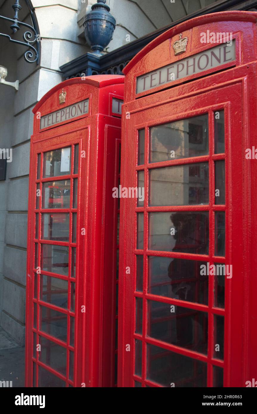 Deux cabines téléphoniques rouges à Londres. Royaume-Uni Banque D'Images