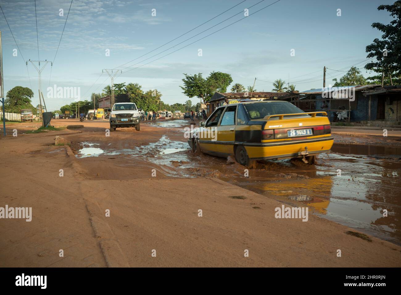 Les mauvaises conditions routières du RN6 sont la peste de la ville de Ziguinchor, dans le sud du Sénégal, en Afrique de l'Ouest. Banque D'Images